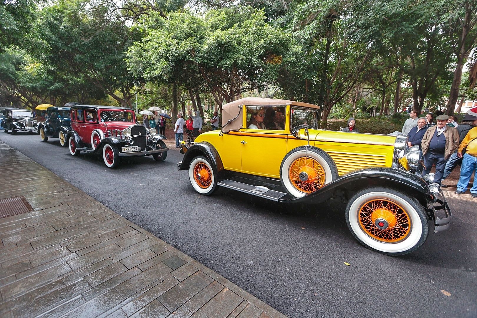 Exhibición de coches antiguos en el Carnaval de Santa Cruz de Tenerife