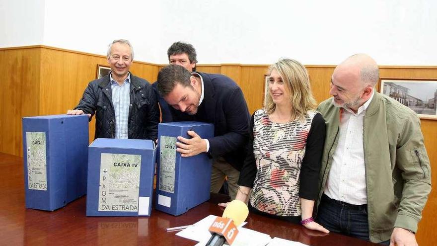 El alcalde abrazando un tomo del PXOM, el pasado abril, cuando salió la sentencia. // Bernabé/Cris M.V.