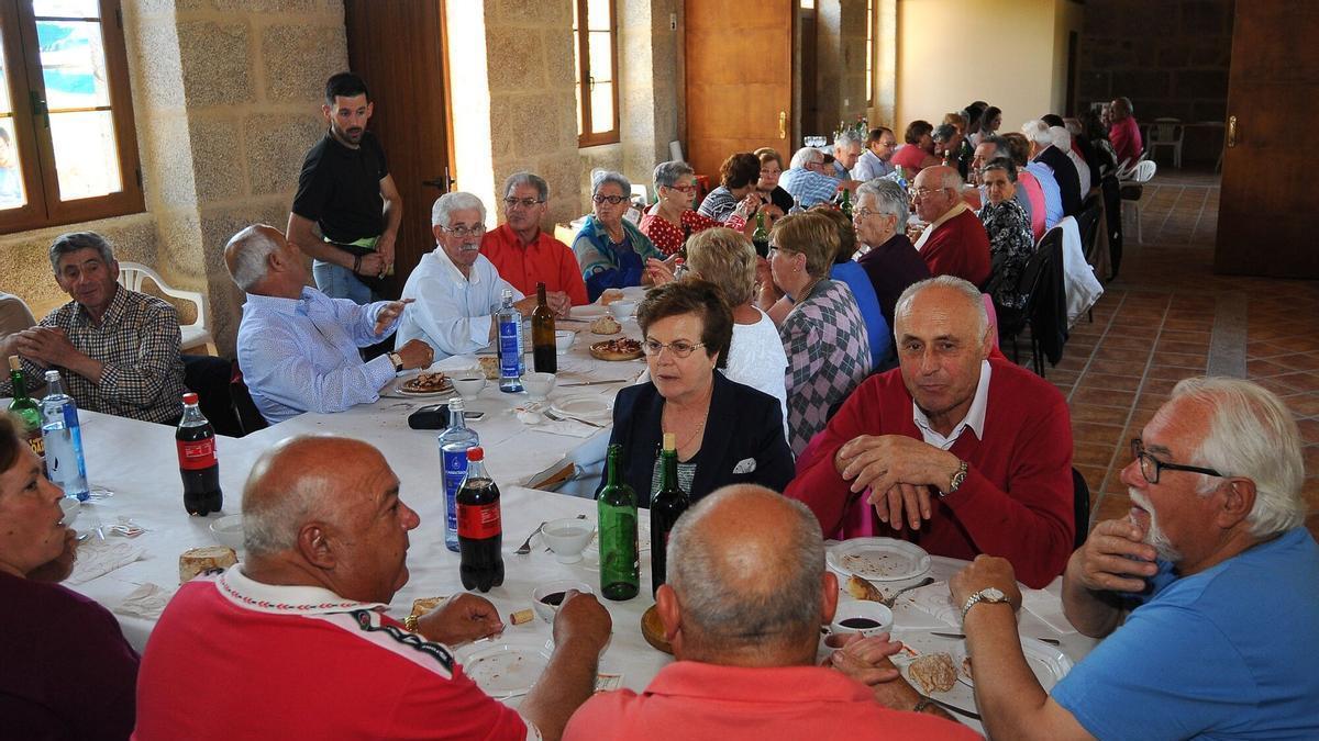 Una comida de jubilados en Basadroa, en Agolada.