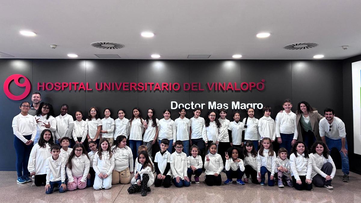 El Hospital del Vinalopó en Elche acogió un concierto de villancicos a cargo de cerca de 40 alumnos del CEIP La Alcudia