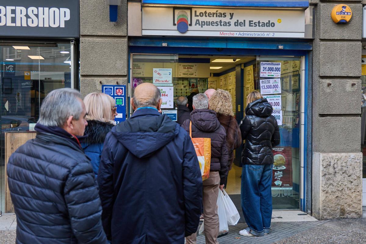 20260102Cues a l´admistració de lotería La Merche per conseguir un numero del NIÑO