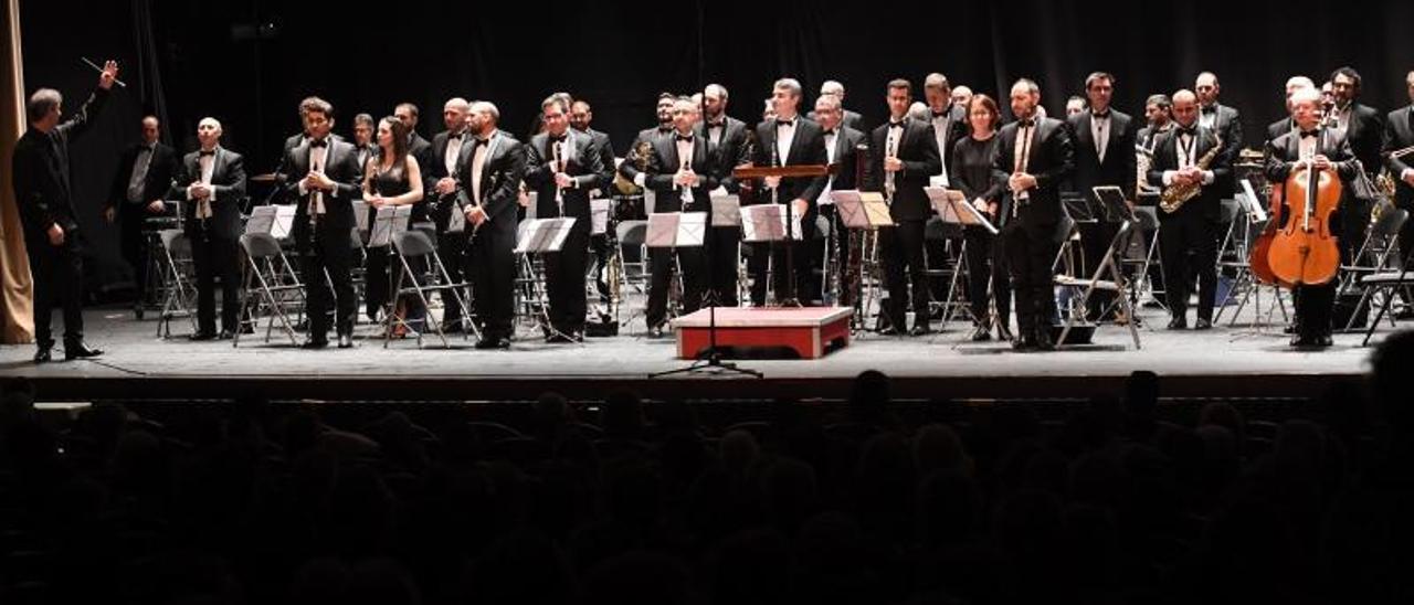 Juan José Ocón, último director de la Banda Municipal de Música, a la izquierda al final de un concierto en el teatro Colón en 2020. |   // C. PARDELLAS