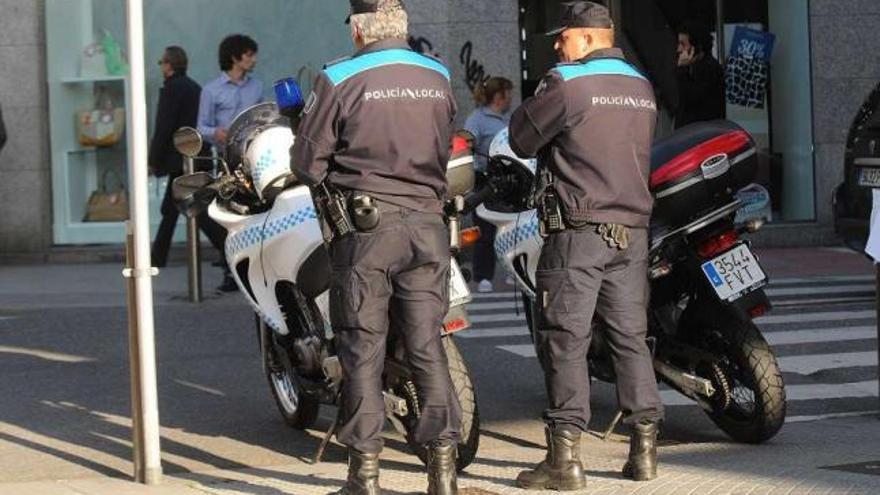 Dos agentes municipales, de patrulla en la ciudad.  // Rafa Vázquez