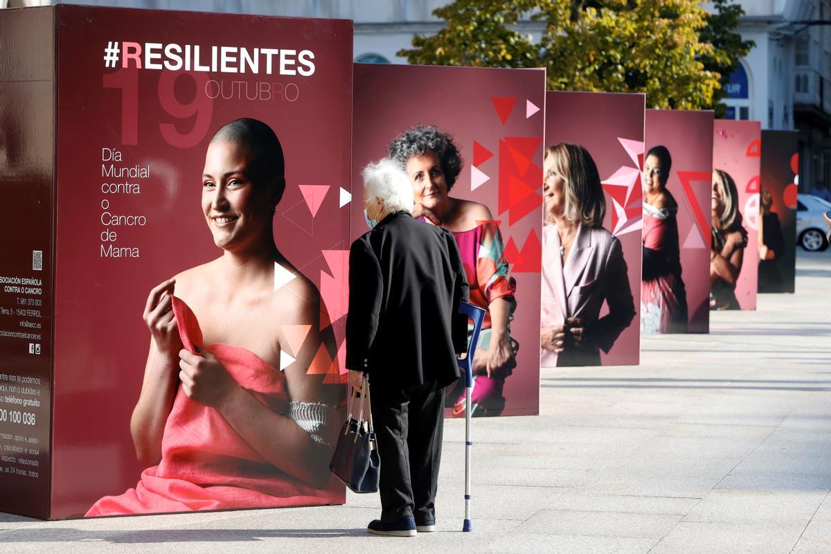 Vista de la exposición organizada por la Asociación Española contra el Cáncer ante el Ayuntamiento de Ferrol coincidiendo con el Día Mundial contra el Cancer de Mama