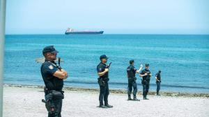 Varios agentes de la Policía Nacional vigilan una playa de Ceuta el pasado sábado.
