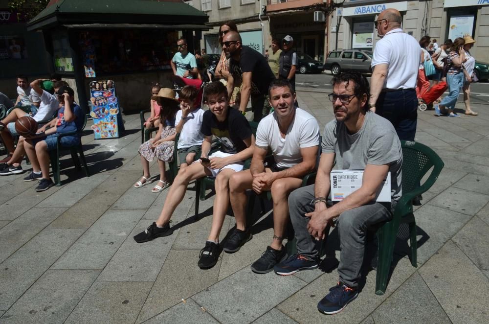 El baloncesto veterano sale a las calles de Vilagarcía. // Noé Parga