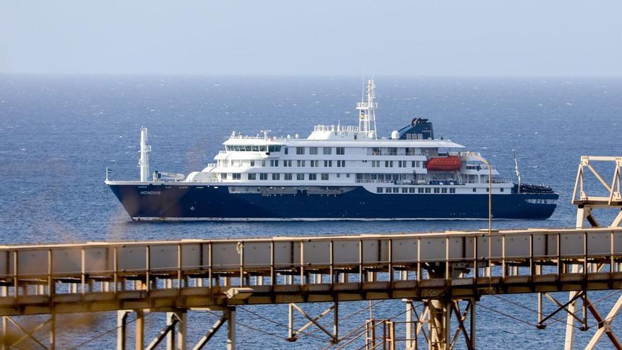 Al menos 14 españoles viajan en el crucero afectado por un posible brote de hantavirus