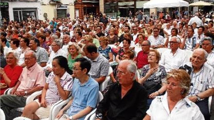 La plaça dels Dies Feiners es va omplir per escoltar el pregó de Carme Gironès.