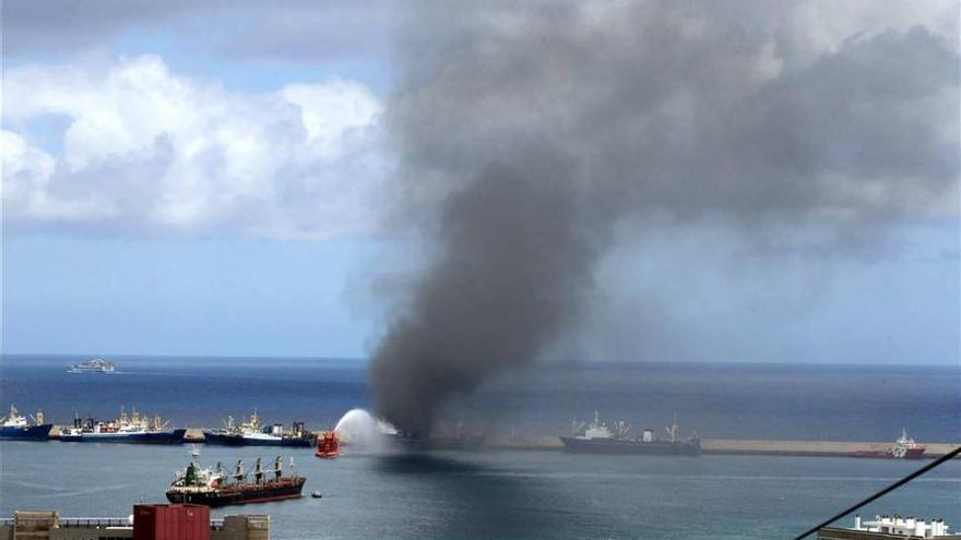 Acercan el barco incendiado a Gran Canaria en espera de poderlo atracar