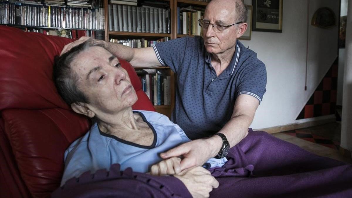 Ángel Hernández, con su esposa María José Carrasco.