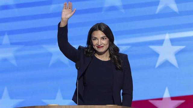 La congressista demòcrata Alexandria Ocasio-Cortez durant el discurs en la jornada inaugural de la Convenció Nacional Demòcrata, el 19 d’agost. | MICHAEL REYNOLDS / EFE