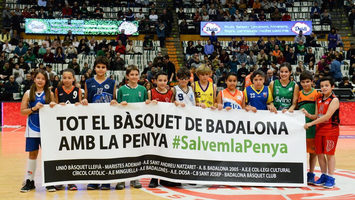 Equipos de básquet de Badalona muestran su apoyo a La Penya, en una foto de archivo.