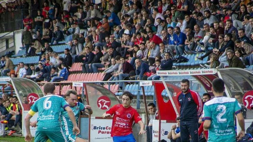 El delantero de la UD Ourense Isi, rodeado de rivales durante el partido frente al Pontellas. // Carlos Peteiro
