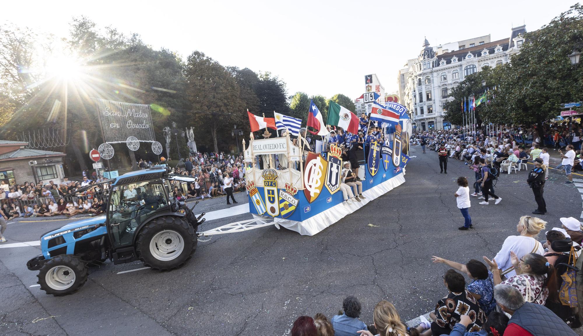 En Imágenes: El Desfile del Día de América llena las calles de Oviedo en una tarde veraniega