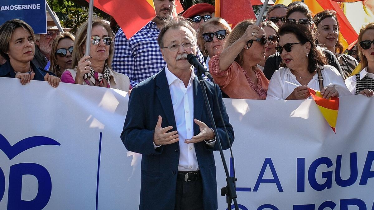 El presidente de la Ciudad Autónoma de Ceuta, Juan Jesús Vivas, en una protesta contra la amnistía.