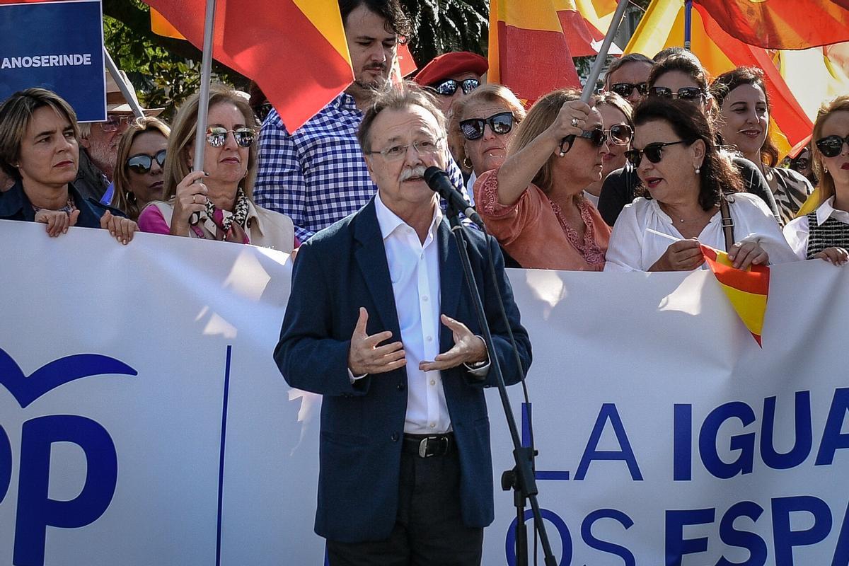El presidente de la Ciudad Autónoma de Ceuta, Juan Jesús Vivas, en una protesta contra la amnistía.