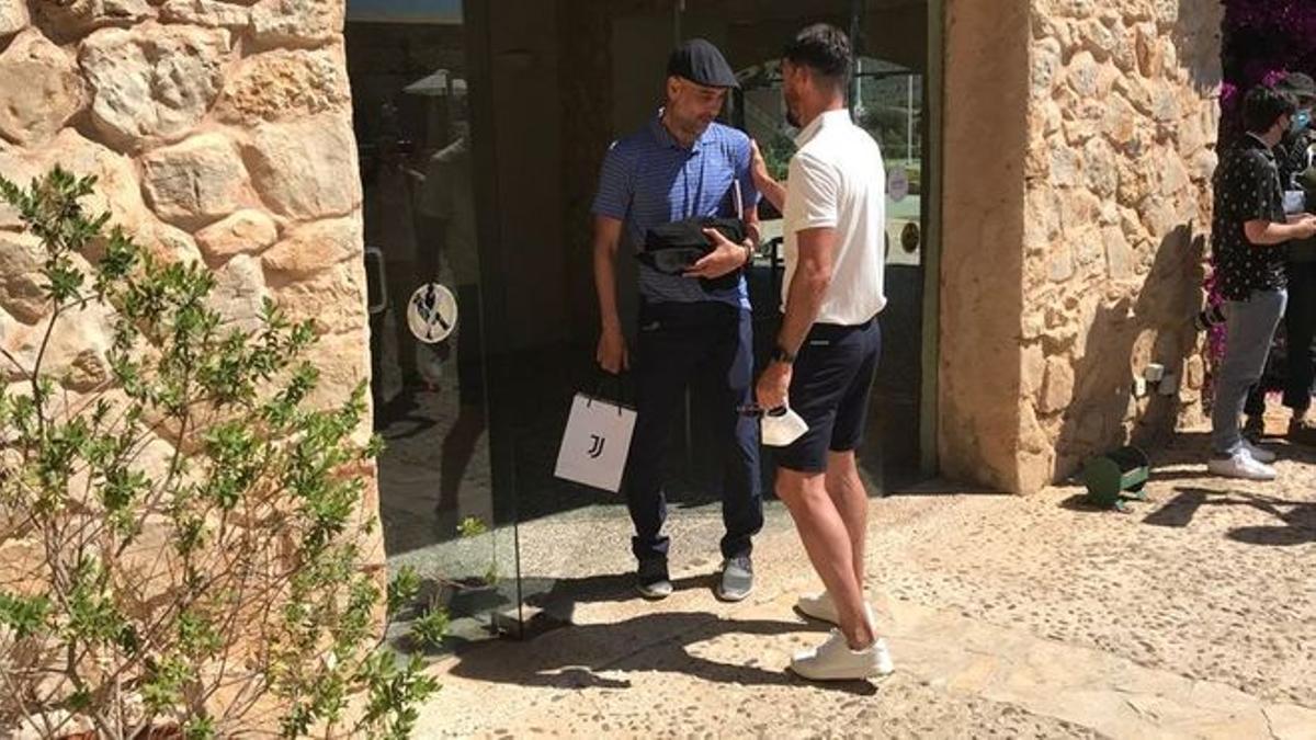 Guardiola charla con Aduriz, exjugador del Mallorca.