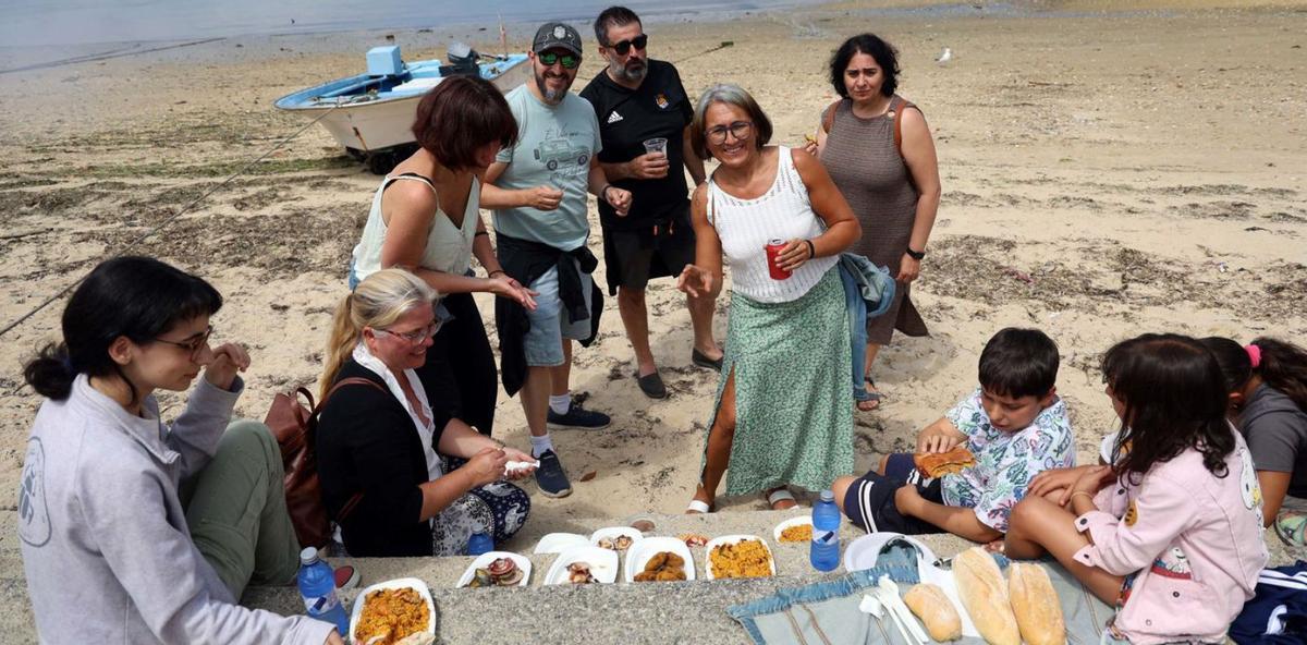 Algunos prefirieron encontrar alternativas para poder comer como las escaleras de la playa.  | // NOÉ PARGA