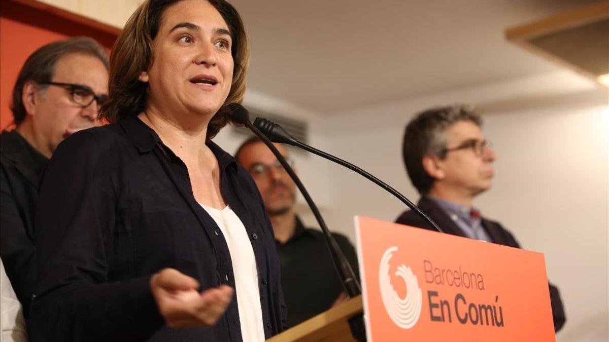 Ada Colau, durante la rueda de prensa tras presentar la pregunta a las bases