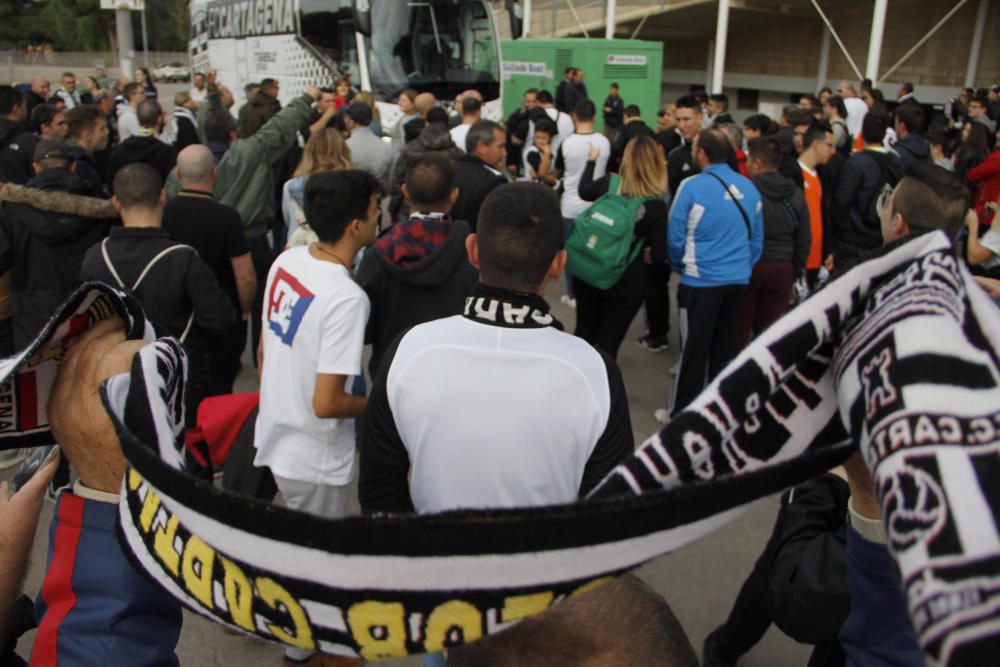 Salida del FC Cartagena desde el Cartagonova para el partido contra el Real Murcia