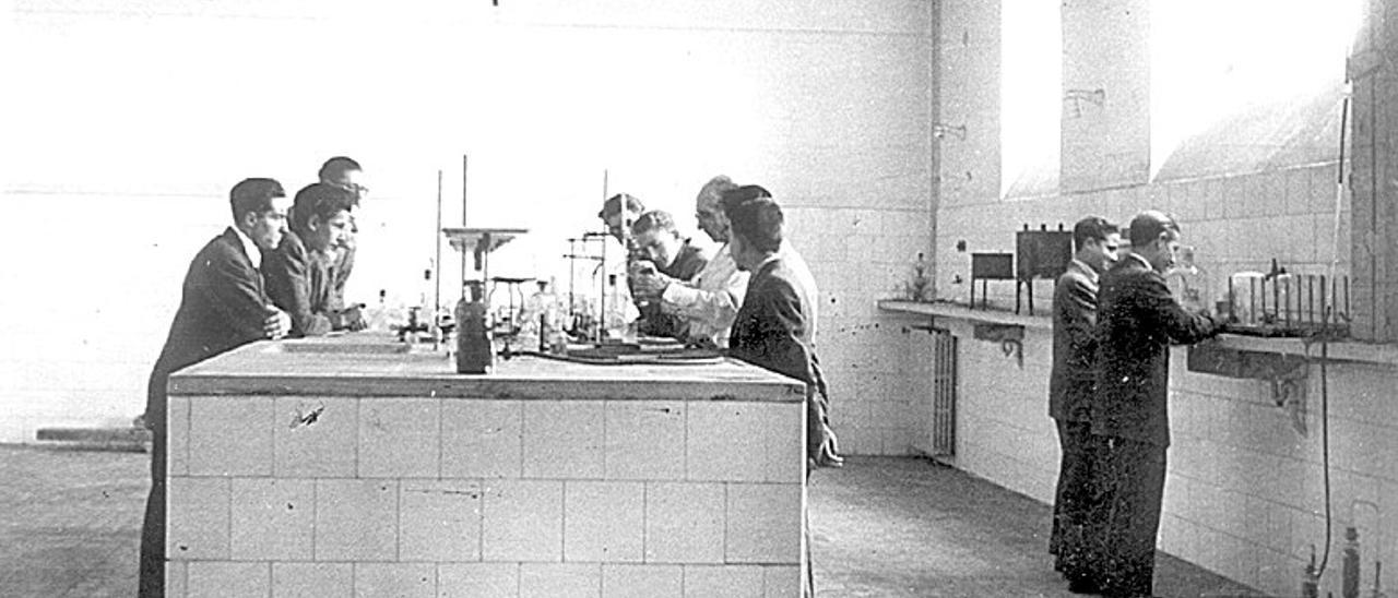 Estudiantes en el laboratorio de química del Alfonso II en los años 40