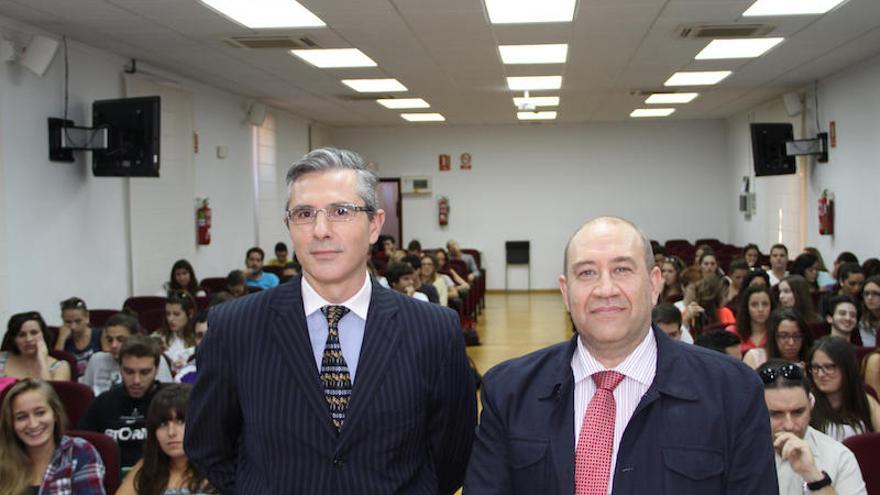 El vicerrector de Relaciones Internacionales y Comunicación de la UCAM, Pablo Blesa, junto al teniente coronel Francisco José Berenguer.