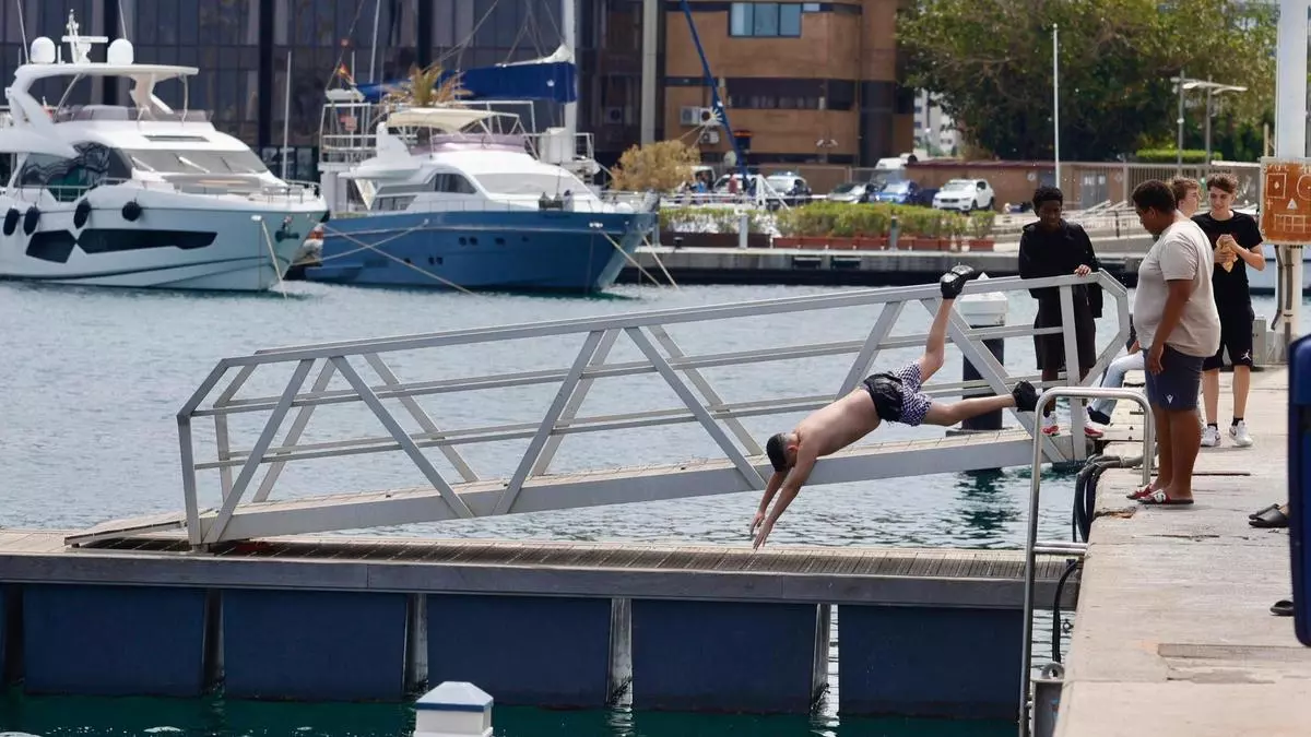 Los bañistas se zambullen en las aguas prohibidas de La Marina