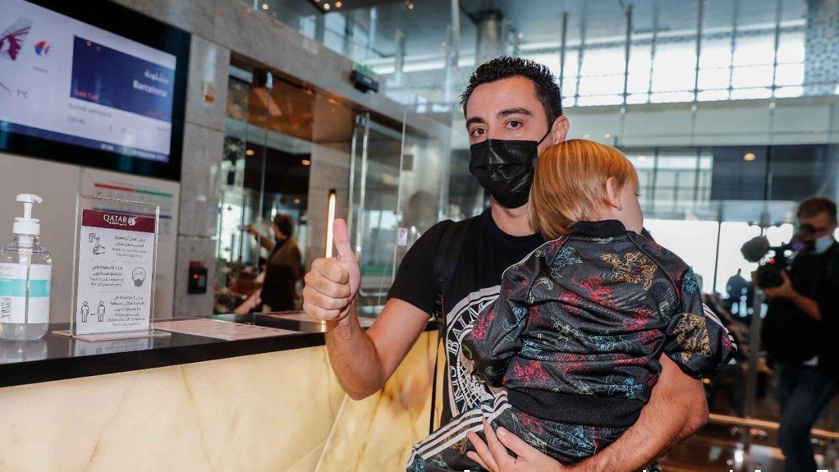 Xavi, con su hijo en brazos, en el aeropuerto rumbo a Barcelona.
