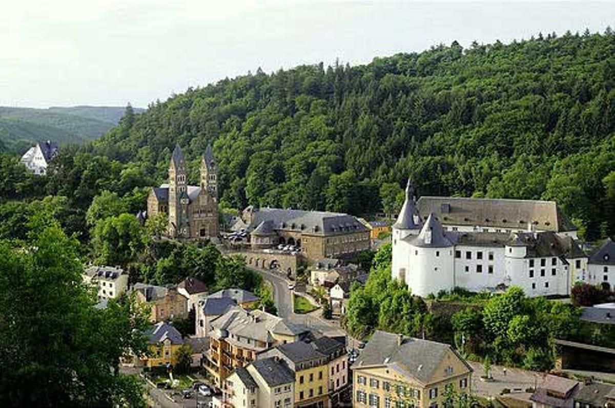 Vista aérea de la iglesia y el castillo de la ciudad de Clervaux.
