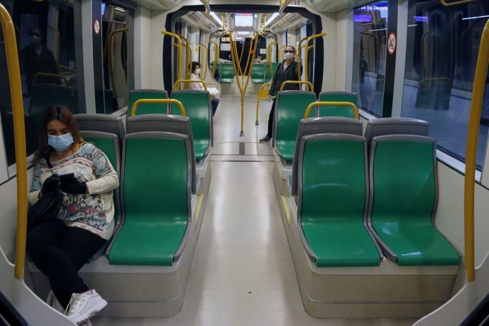 Medidas de seguridad y reparto de mascarillas en el metro de Málaga.