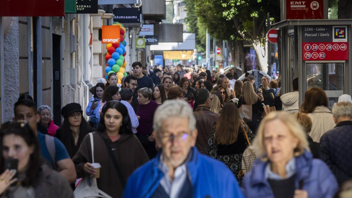 Aspecto de una céntrica calle de València, durante las rebajas.