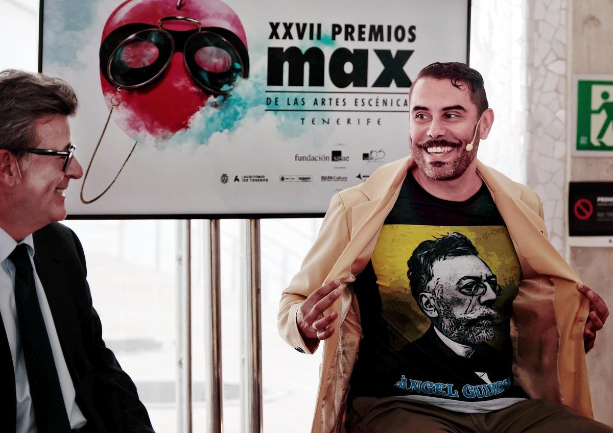 José Padilla con su camisa con la imagen de Ángel Guimerá.