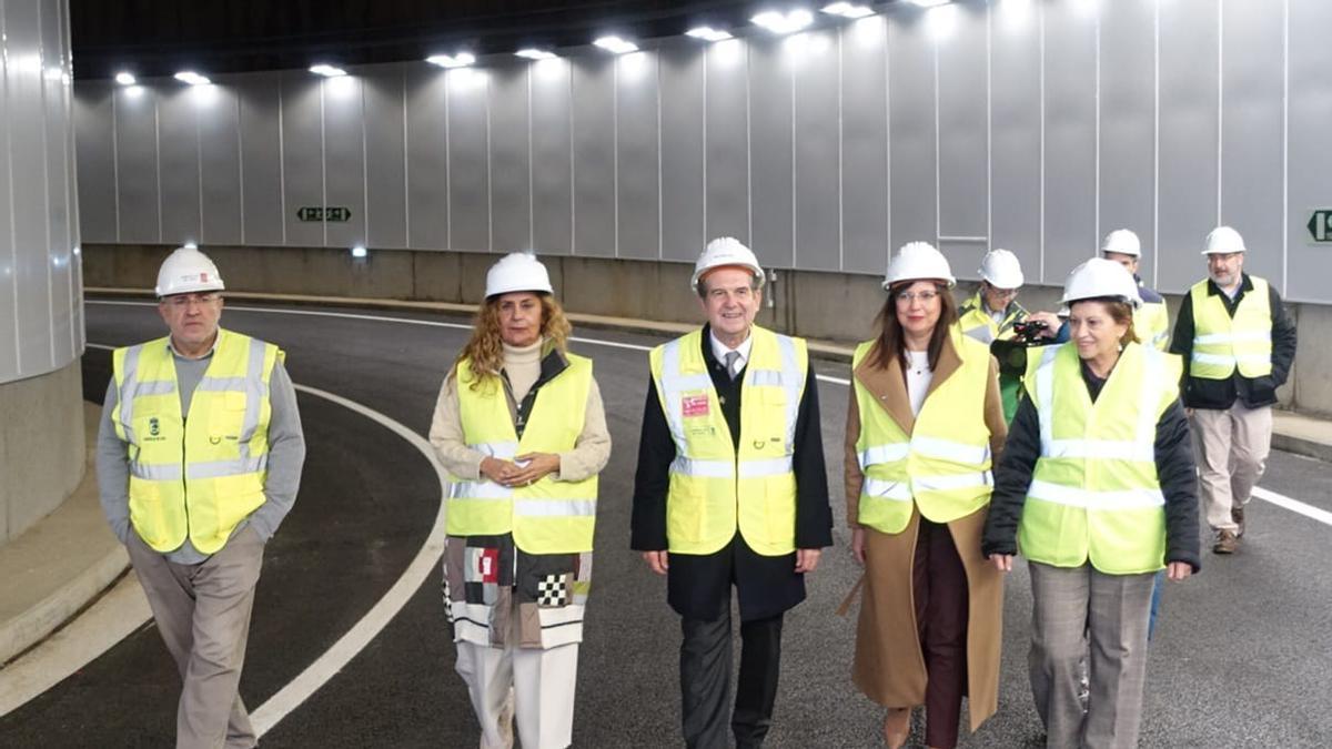 Javier Pardo, Carmela Silva, Abel Caballero, María Xosé Caride y Elena Espinosa visitaron el túnel de Lepanto junto a los técnicos municipales