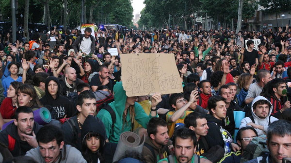 Sentada de indignados en la avenida del Marquès de l'Argentera.