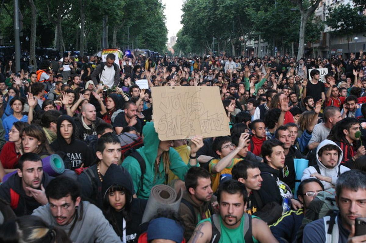 Seguda d’indignats a l’avinguda del Marquès de l’Argentera.