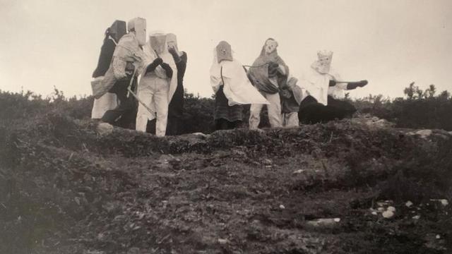 Unha das escasas imaxes que se conservan do entroido tradicional de Ons, coas figuras dos «mudados». A fotografía inclúese no libro «A illa de Ons, unha cultura, unha identidade» de Staffan Mörling e Josefa Otero, editado pola Xunta de Galicia. |