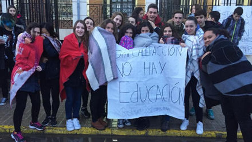 Alumnos ataviados con mantas y carteles, a la puerta del IES nº 1 de Requena, ayer.