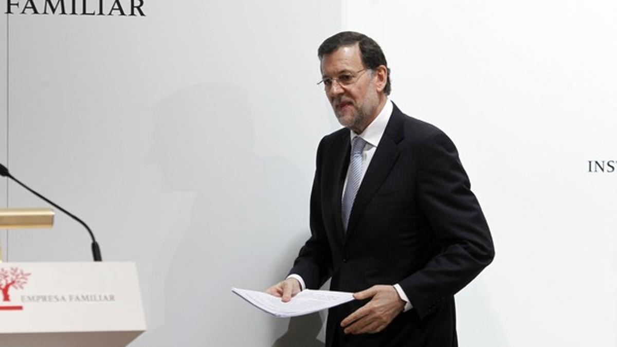 Mariano Rajoy se dirige a una rueda de prensa, el lunes, en Madrid.