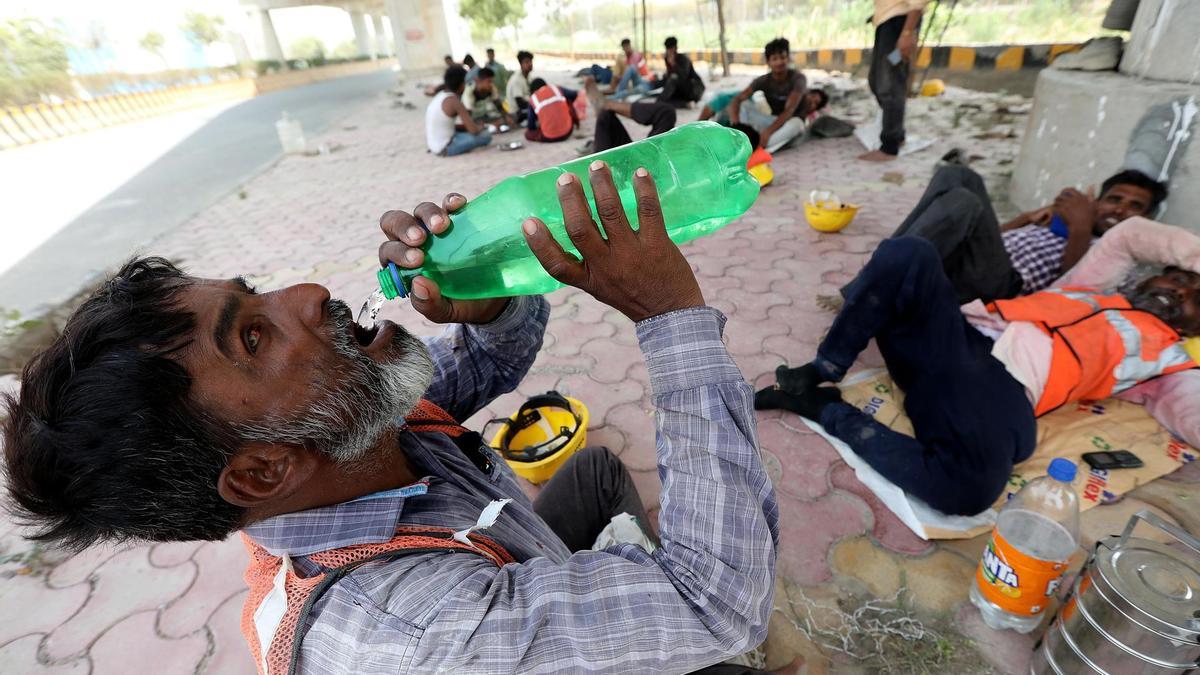 Un trabajador indio bebe en Nueva Delhi durante la ola de calor que azota la región.