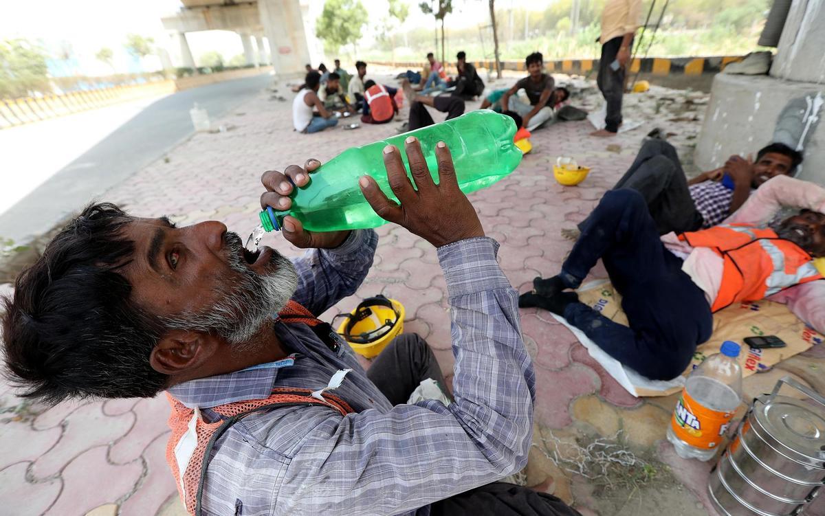 Un trabajador indio bebe en Nueva Delhi durante la ola de calor que azota la región.