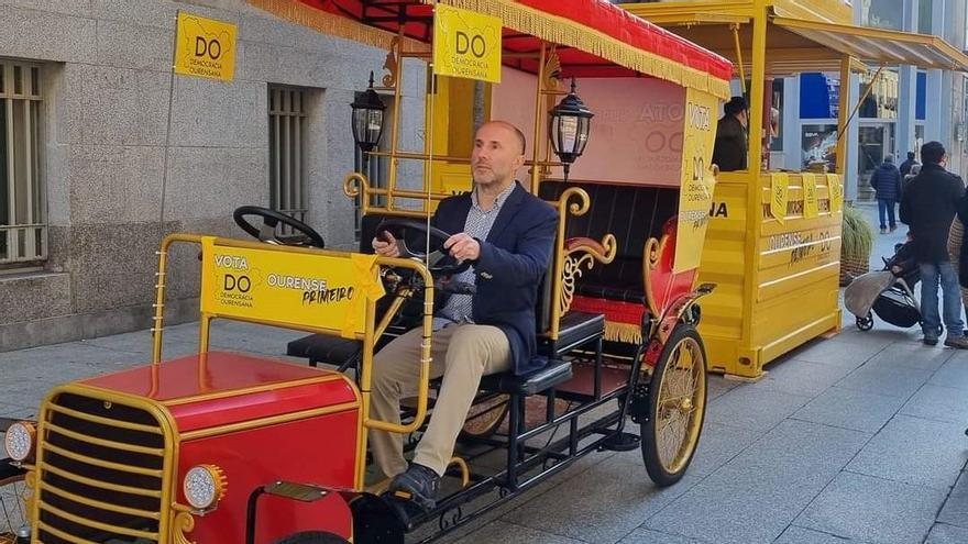 El coche clásico de la campaña de Democracia Ourensana: &quot;Nosotros le llamamos cochecito&quot;