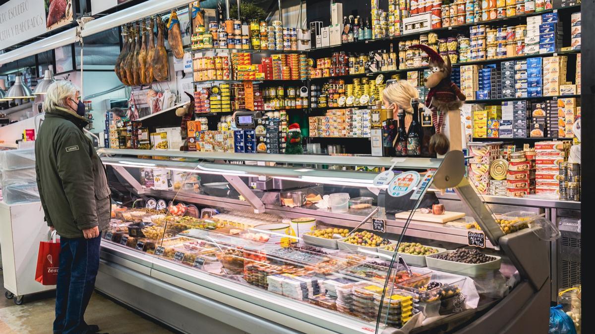 Un cliente ante uno de los puestos del Mercado Central de Elche