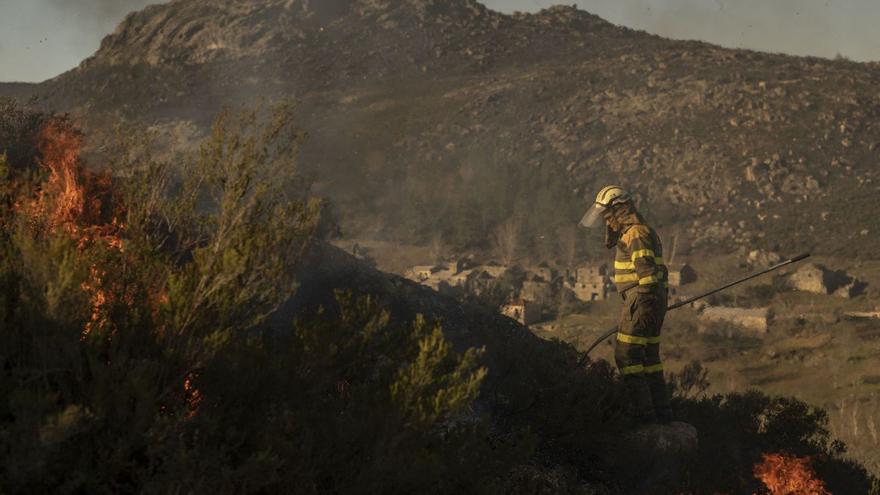 Un incendio registrado en Muiños,
Ourense, el pasado año. |   // BRAIS LORENZO