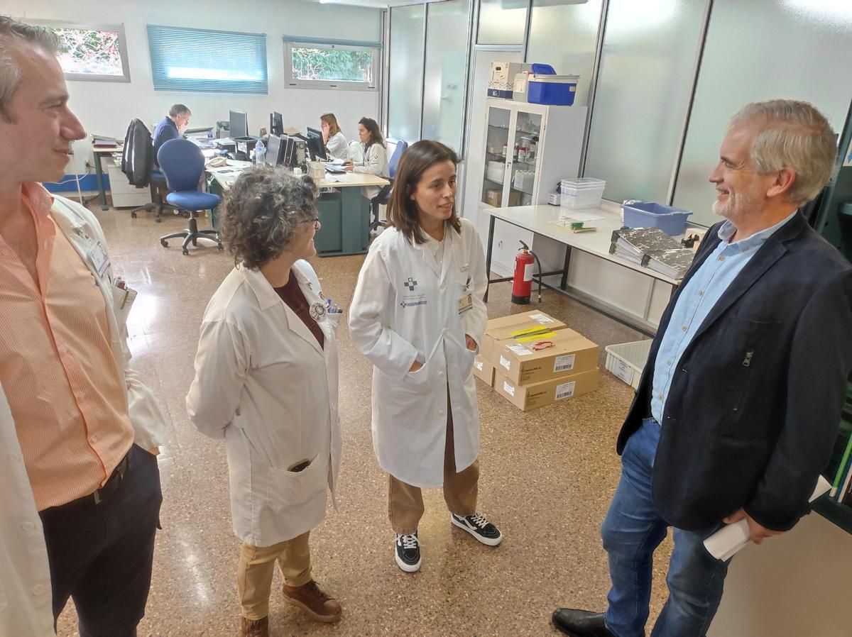 Aquilino Alonso conversa con Tania Rubio en presencia de Bárbara González de Cangas y el director de Atención Sanitaria, Luis Sánchez.