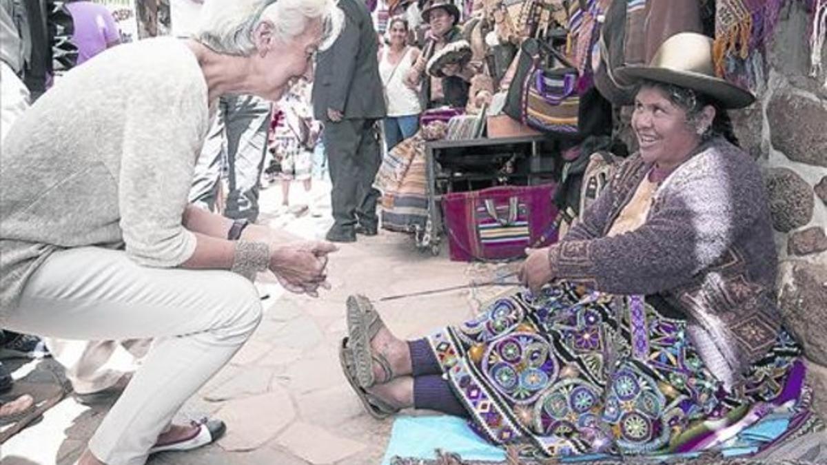 La directora gerente del FMI, Christine Lagarde, pasea por el mercado de Pisac de Perú.