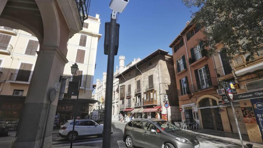 Cámara de vigilancia en pruebas en la calle Palau Reial.