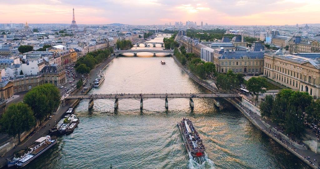 Vista del atardecer con el Sena y la Torre Eiffel de fondo