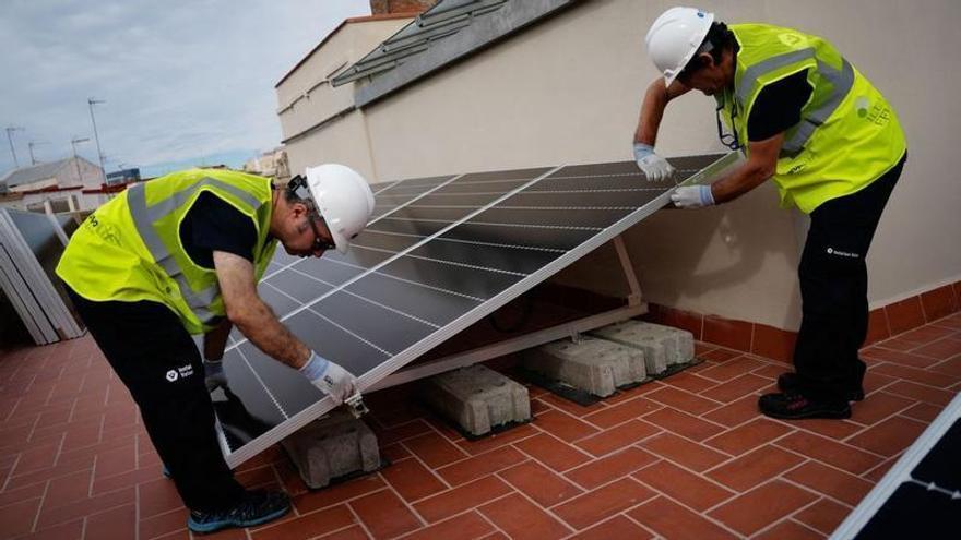 A Extremadura le sobra sol, pero le falta autoconsumo: el IDAE anuncia facilidades para instalar placas solares