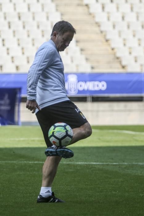 2.500 aficionados del Oviedo apoyan al equipo antes del derbi