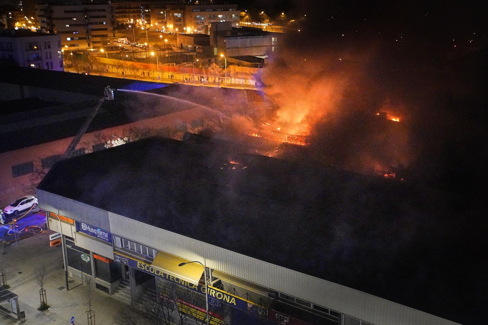 Espectacular Incendi en un concessionari de motos de Girona